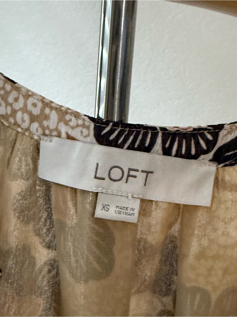 5 for $20 Deal- LOFT Cream Floral Blouse with Brown & Tan Blooms- Size XS - Picture 2 of 5